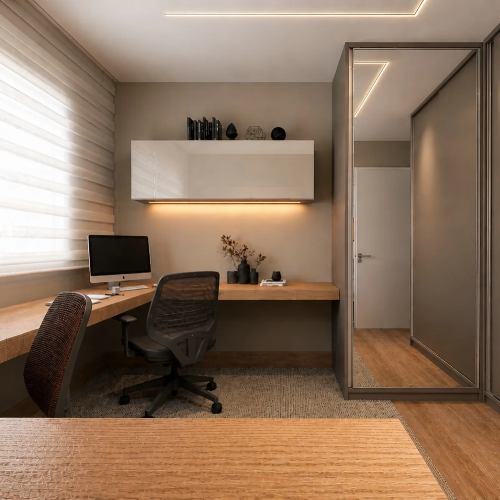 Home office com bancada em madeira, estante iluminada e janela com persiana